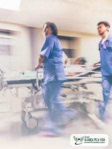 Internação x Tratamento ambulatorial